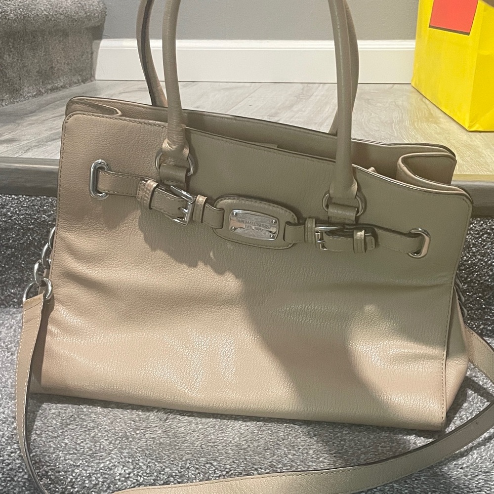 Elegant Tan Leather Handbag